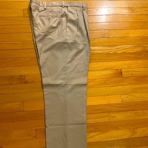 Mens like new Haggar Dress pants. 38x34. Smoke free excellent condition